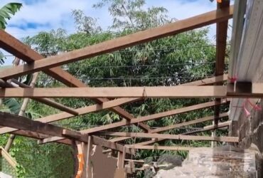 Salah satu atap rumah warga di Dusun Sumberejo, Desa Wringinagung, Kecamatan Gambiran, yang rusak usai diterjang angin puting beliung, Minggu (17/3/2024).(blok-a.com/Kuryanto)