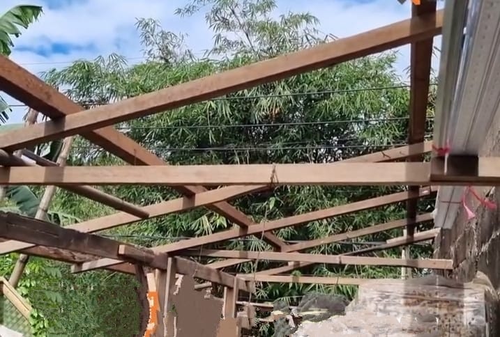 Salah satu atap rumah warga di Dusun Sumberejo, Desa Wringinagung, Kecamatan Gambiran, yang rusak usai diterjang angin puting beliung, Minggu (17/3/2024).(blok-a.com/Kuryanto)