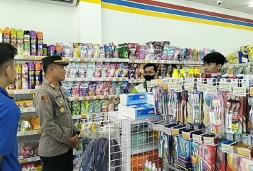 Kapolsek Sempu, AKP Karyadi saat sidak di salah satu minimarket, Kamis (14/3/2023)(blok-a.com/Kuryanto)