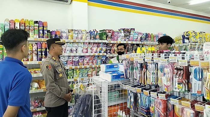 Kapolsek Sempu, AKP Karyadi saat sidak di salah satu minimarket, Kamis (14/3/2023)(blok-a.com/Kuryanto)