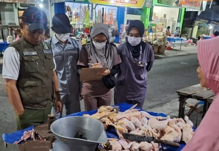 Puskeswan Gambiran gelar giat sidak daging pasar, Kamis (28/3/2024).(blok-a.com/Kuryanto)