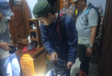 Petugas melakukan penggeledahan di rumah terduga pelaku tindak perburuan satwa liar dilindungi, Kamis (14/3/2023).(dokumen dari Polsek Wonsorejo untuk blok-a.com)