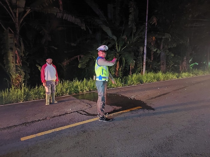 Piket lantas Kalibaru saat melakukan olah TKP Lakalantas tabrak belakang antara motor dan truk di Jalan Raya Jember - Banyuwangi, Kecamatan Kalibaru, Selasa (5/3/2024).(dokumen dari Kanitlantas Polsek Kalibaru untuk blok-a.com)