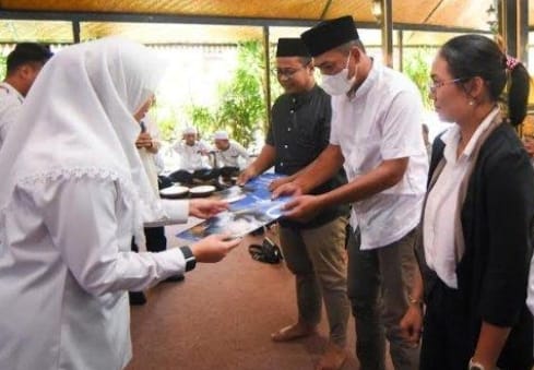 Bupati Banyuwangi Ipuk Fiestiandani saat memberikan tali asih bagi seniman dan budayawan di Pelinggihan Disbudpar Banyuwangi, Selasa (26/3/2024).(blok-a.com/Kuryanto)