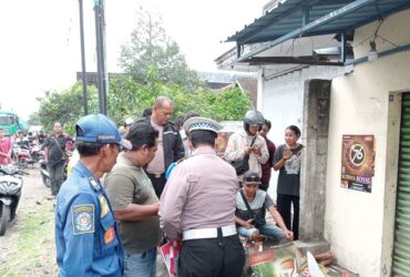 Kanit Lantas Polsek Gambiran, Aiptu Moch Basori lakukan olah TKP, kecelakaan antara truk kontra motor, Kamis (14/3/2024) sore. (blok-a.com/Kuryanto)