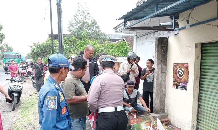 Kanit Lantas Polsek Gambiran, Aiptu Moch Basori lakukan olah TKP, kecelakaan antara truk kontra motor, Kamis (14/3/2024) sore. (blok-a.com/Kuryanto)