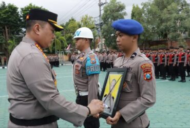 Dua anggota Polresta Banyuwangi dipecat dengan tidak hormat (PTDH) karena sejumlah pelanggaran, Selasa (2/4/2024).(Humas Polresta Banyuwangi)