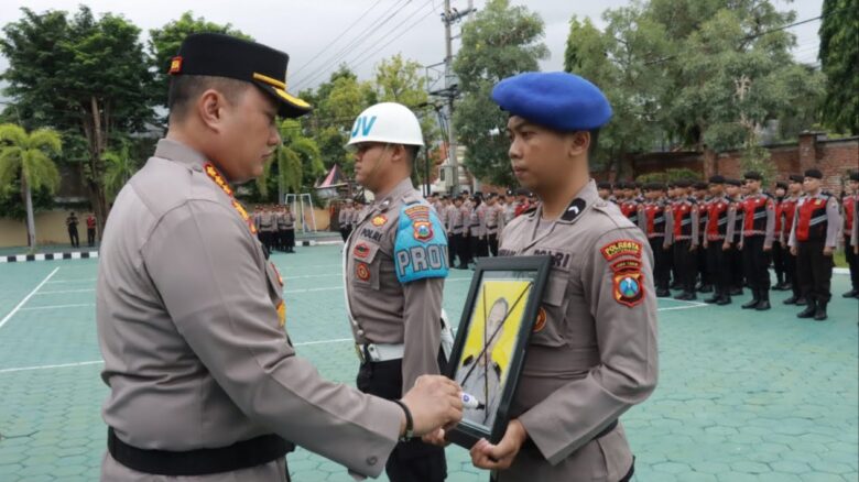 Dua anggota Polresta Banyuwangi dipecat dengan tidak hormat (PTDH) karena sejumlah pelanggaran, Selasa (2/4/2024).(Humas Polresta Banyuwangi)