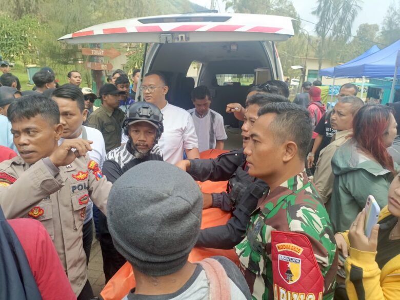 Proses evakuasi wisatawan asal China yang tewas usai jatuh di jurang blok sunrise Kawah Ijen, Sabtu (20/4/2014).(dokumen dari Polsek Licin untuk blok-a.com)
