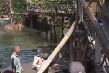 Jembatan roboh di Pantai Cacalan, Banyuwangi.