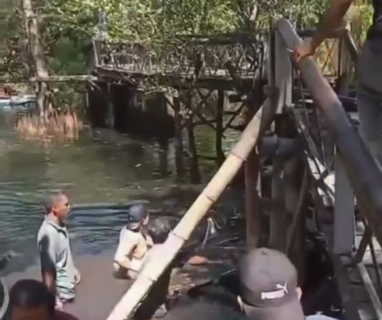 Jembatan roboh di Pantai Cacalan, Banyuwangi.