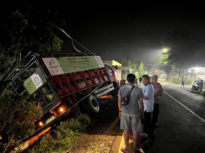 Caption : gegara mengantuk, sebuah truk bermuatan LPG kosong mengalami laka tunggal di Jalan Raya Jajag - Cluring masuk kedalam parit dan menabrak tiang telepon, Rabu (4/4/2024) malam. (blok-a.com/Kuryanto). Kecelakaan tunggal Banyuwangi