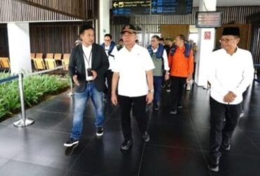 Caption : Menko PMK, Muhadjir Effendy, meninjau langsung kesiapan Bandara Banyuwangi dalam menyambut pemudik, Sabtu (6/4/2024)(blok-a.com/Kuryanto).