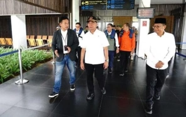 Caption : Menko PMK, Muhadjir Effendy, meninjau langsung kesiapan Bandara Banyuwangi dalam menyambut pemudik, Sabtu (6/4/2024)(blok-a.com/Kuryanto).