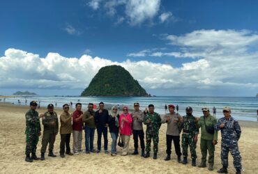 Caption : Pantai Pulau Merah menjadi salah satu ikon Pariwisata di Banyuwangi, Jum'at (14/4/2024)(blok-a.com/Kuryanto)