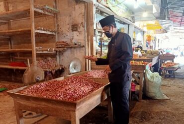 Akibat cuaca buruk harga jual sembako di Pasar Tradisional Banyuwangi tidak stabil, Selasa (30/4/2024).(blok-a.com/Kuryanto)