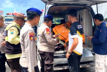 Evakuasi jasad pria yang ditemukan mengapung di perairan Pelabuhan ASDP Ketapang Banyuwangi, Minggu (21/4/2024) - (viva)