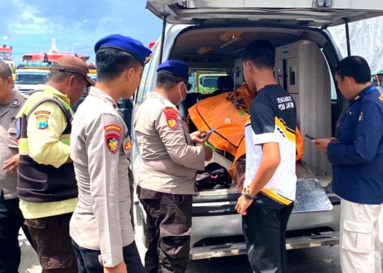 Evakuasi jasad pria yang ditemukan mengapung di perairan Pelabuhan ASDP Ketapang Banyuwangi, Minggu (21/4/2024) - (viva)