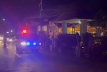 Caption : mobil ambulance saat mengantar jasad Tegar Maufa Firdaus, warga Desa Sraten yang tercebur ke sungai ke pihak keluarganya, Sabtu (27/4/2024) malam. (blok-a.com/Kuryanto).A