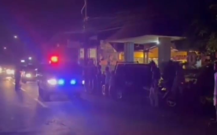 Caption : mobil ambulance saat mengantar jasad Tegar Maufa Firdaus, warga Desa Sraten yang tercebur ke sungai ke pihak keluarganya, Sabtu (27/4/2024) malam. (blok-a.com/Kuryanto).A