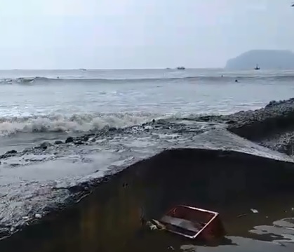 Tangkapan layar video gelombang pasang di wilayah pesisir Muncar, Banyuwangi.