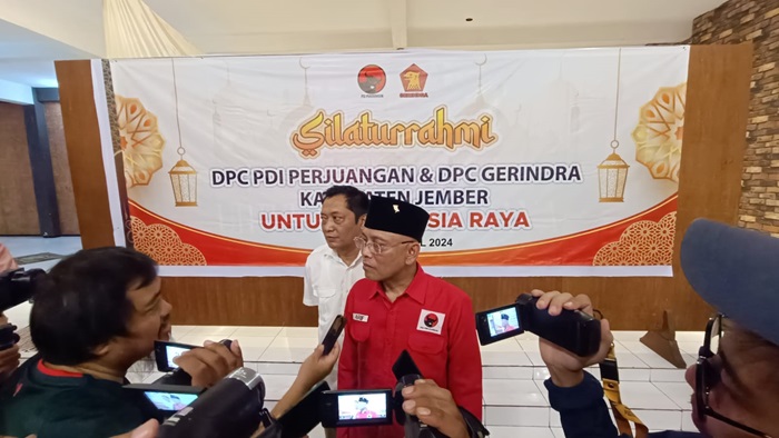 Ketua DPC PDIP Jember Arif Wibowo dan Ketua DPC Gerindra Jember, Ahmad Halim saat acara silaturahmi di Rumah Makan Lestari Jember.