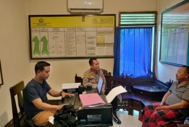 Terduga pelaku kasus penipuan dan penggelapan 8 ekor kambing saat diinterogasi di Polsek Purwoharjo, Kamis (25/4/2024).(blok-a.com/Kuryanto)