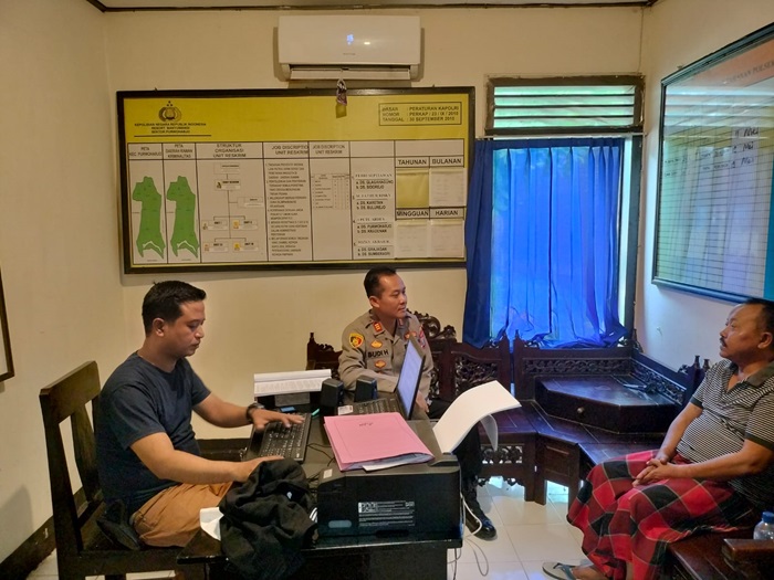 Terduga pelaku kasus penipuan dan penggelapan 8 ekor kambing saat diinterogasi di Polsek Purwoharjo, Kamis (25/4/2024).(blok-a.com/Kuryanto)