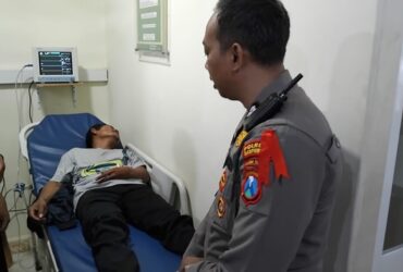 Kecelakaan dua motor di Jalan Raya PB Sudirman, Kecamatan Gambiran, korban dilarikan ke Rumah Sakit, Jumat (12/4/2024).(dok. blok-a.com)