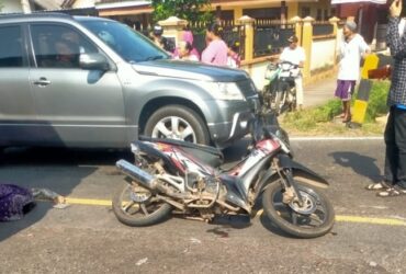 Laka beruntun antara satu Unit mobil, motor dan truk di Jalan Raya Situbondo, Kecamatan Wongsorejo, Banyuwangi, satu korban tewas di tempat, Sabtu (6/4/2024).(blok-a.com/Kuryanto)