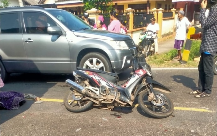 Laka beruntun antara satu Unit mobil, motor dan truk di Jalan Raya Situbondo, Kecamatan Wongsorejo, Banyuwangi, satu korban tewas di tempat, Sabtu (6/4/2024).(blok-a.com/Kuryanto)