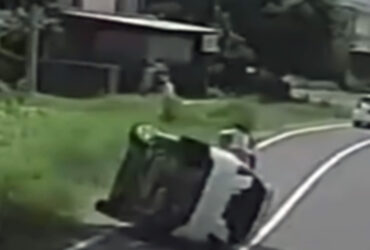 Mobil Honda Jazz yang terbalik di Jalan Raya Genteng-SIngojuruh, Banyuwangi (dok: blok-a.com)