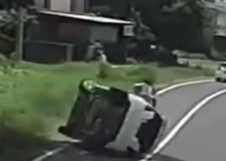 Mobil Honda Jazz yang terbalik di Jalan Raya Genteng-SIngojuruh, Banyuwangi (dok: blok-a.com)