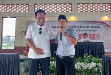 Ketua ASKAB terpilih masa bakti 2024-2028 kepala desa Karangbendo Kec Rogojampi Budiharto (baju biru).
