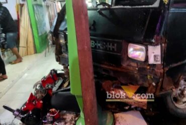 Imbas tabrakan tabrakan antara mobil pikap vs motor di Jalan Raya Siliragung - Pesanggaran, Kecamatan Siliragung, Banyuwangi, Selasa (23/4/2024) (blok-a.com/Kuryanto).