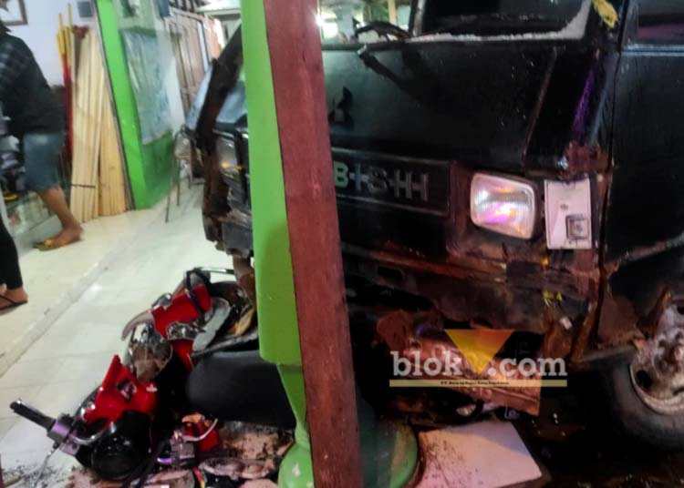 Imbas tabrakan tabrakan antara mobil pikap vs motor di Jalan Raya Siliragung - Pesanggaran, Kecamatan Siliragung, Banyuwangi, Selasa (23/4/2024) (blok-a.com/Kuryanto).