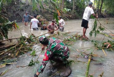 Kerja bakti pembersihan sampah di sungai dan saluran irigasi Tegalsari, Kamis (25/4/2024)(blok-a.com/Kuryanto).