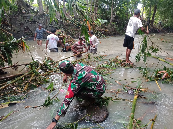 Kerja bakti pembersihan sampah di sungai dan saluran irigasi Tegalsari, Kamis (25/4/2024)(blok-a.com/Kuryanto).