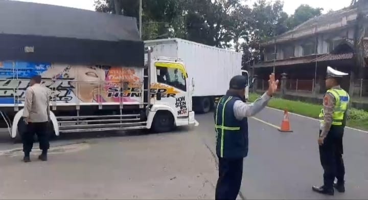 Penyekatan truk yang hendak melintasi jalur Gumitir.