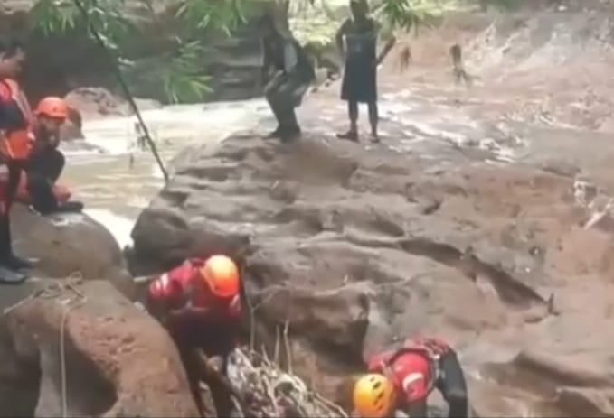 Tim Basarnas Banyuwangi saat lakukan pencarian terhadap korban, Jumat (26/4/2024).(blok-a.com/Kuryanto)