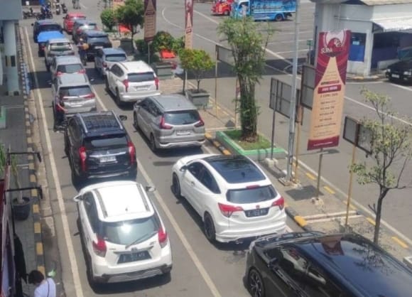Kendaraan pemudik saat mengantri di Pelabuhan Ketapang, Banyuwangi, Senin (15/4/2024).(blok-a.com/Kuryanto)