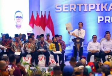 Presiden Jokowi Serahkan Sertifikat Elektronik pada ribuan masyarakat Banyuwangi, Selasa (30/4/2024).(blok-a.com/Kuryanto)