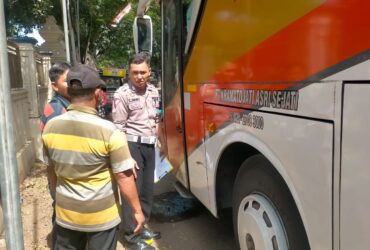 Lakalantas antara Bus kontra motor di Jalan Raya Situbondo, Kecamatan Wongsorejo, satu korban meninggal dunia, Minggu (12/5/2024).(blok-a.com/Kuryanto)