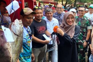Bupati Banyuwangi, Ipuk Fiestiandani saat menimbang ikan hasil tangkapan salah satu peserta BBF, Minggu (12/5/2024).(blok-a.com/Kuryanto)