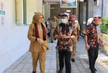 Sekjen Kemenkes RI Kunta Wibawa Dasa Nugraha didamping Bupati Ipuk saat kunjungi RSUD Blambangan Banyuwangi, Senin (13/5/2024).(dok. Humas Pemkab Banyuwangi).