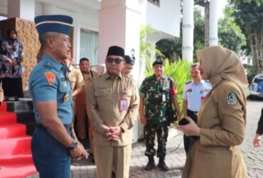 Kepala Kogartap Surabaya Brigjen TNI (Mar) Agung Trisnanto saat bertemu Bupati Banyuwangi Ipuk Fiestiandani di Kantor Pemkab Banyuwangi. (Dok. Istimewa).