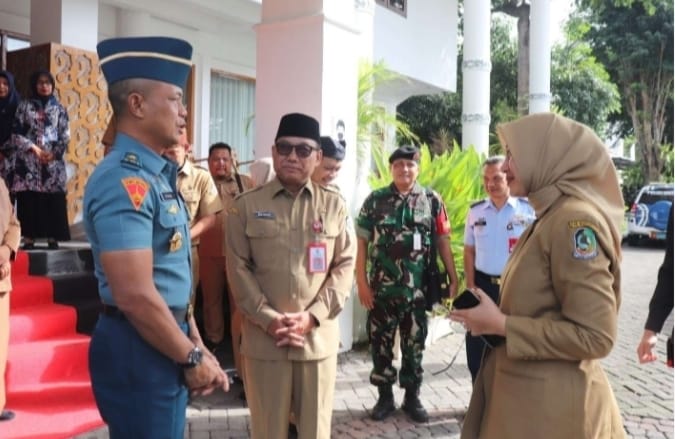 Kepala Kogartap Surabaya Brigjen TNI (Mar) Agung Trisnanto saat bertemu Bupati Banyuwangi Ipuk Fiestiandani di Kantor Pemkab Banyuwangi. (Dok. Istimewa).