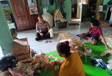 Kapolsek Pesanggaran saat bersilaturahmi ke rumah salah satu pelaku UMKM goreng krupuk di Desa Sumberagung, Kecamatan Pesanggaran, Rabu (29/5/2024).(blok-a.com/Kuryanto)