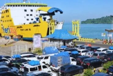 Aktivitas kendaraan pada puncak momen libur panjang Mei 2024 di jalur penyeberangan Ketapang Banyuwangi, Minggu (12/5/2024).(blok-a.com/Kuryanto)