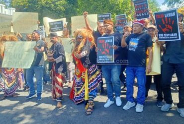 Jurnalis Banyuwangi gelar aksi demo tolak RUU Penyiaran di depan Kantor DPRD Banyuwangi, Senin (20/5/2025).(blok-a.com/Kuryanto)